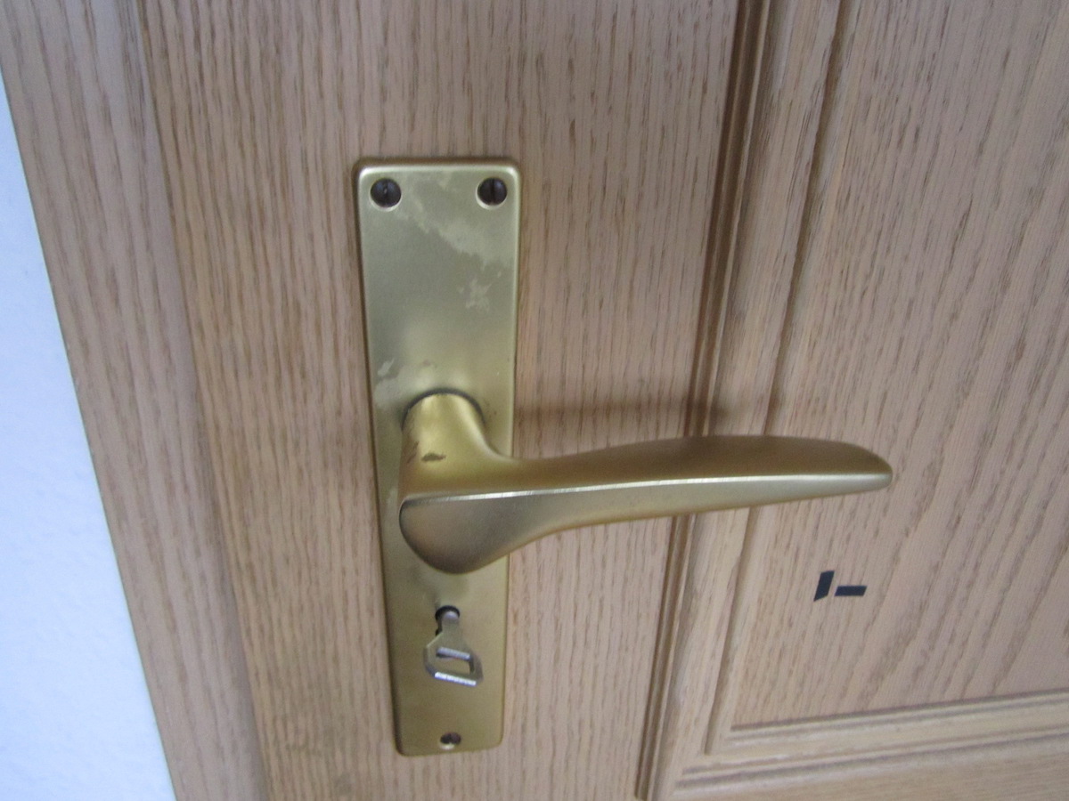 Im Bild sieht man eine Tür mit eingebautem elektronische Türschloss sowie eine Chipkarte, mit dem dieses geöffnet werden kann.