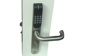 Im Bild sieht man eine Tür mit eingebautem elektronische Türschloss, das mit einem Zahlencode geöffnet werden kann.