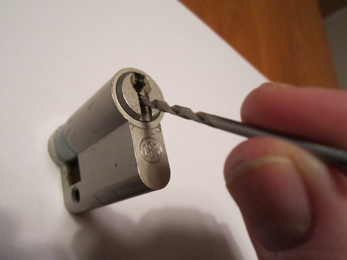 Mit einem Bohrer wir ein abgebrochener Schlüssel aus einem Schließzylinder entfernt.