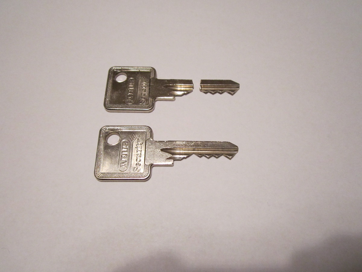 Eine abgebrochener Schlüssel und ein nachgemachter Schlüssel liegen nebeneinander